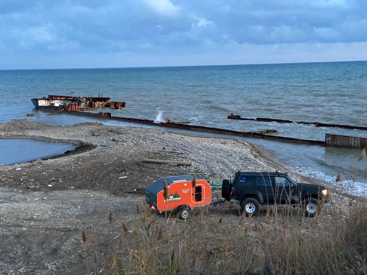 Всё, что осталось от сухогруза Surov, севшего на мель у берегов Тамани после работы неуловимых цыган-металлистов