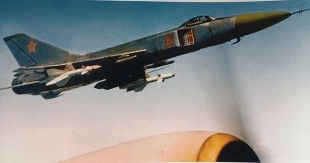 Су-15 сопровождает самолет