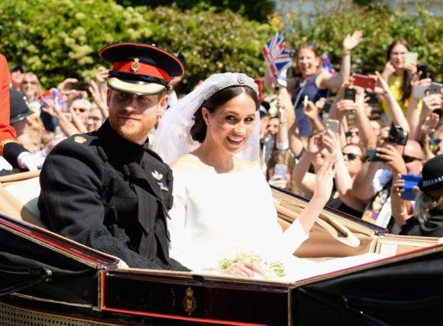 Принц Гарри, герцог Сассекский, и Меган, герцогиня Сассекская, покидают Виндзорский замок в карете Аскот Ландау во время процессии после свадьбы в часовне Святого Георгия 19 мая 2018 года в Виндзоре, Англия