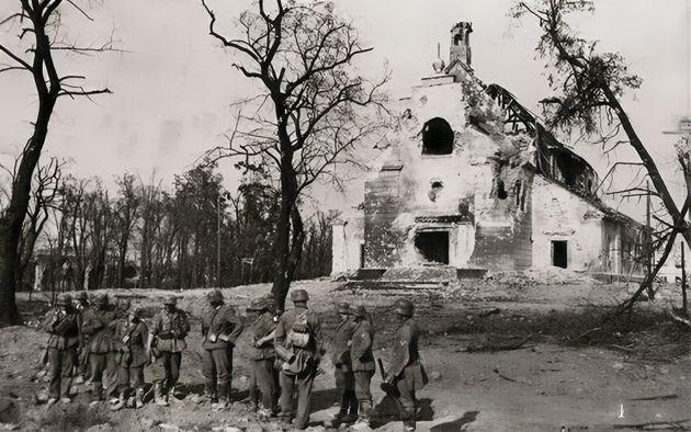Гитлеровцы у стен знаменитой твердыни, фото 1941 года.