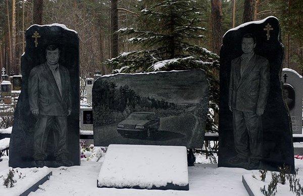 Надгробие Николая и Андрея Кратовых с автомобилем Volvo, в котором они были расстреляны. (Источник: Pinterest)