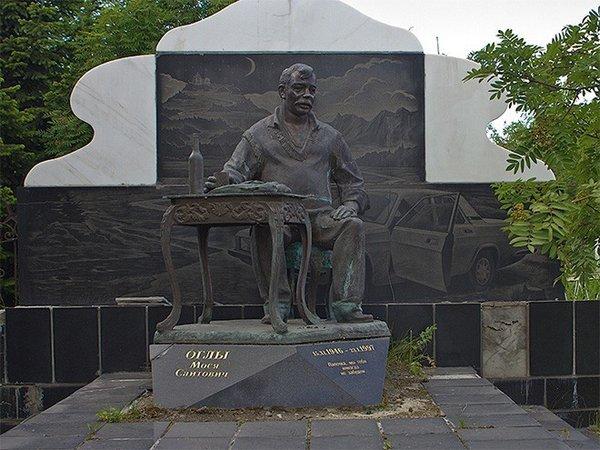Один из старейших российских мафиози со статуей, пьющего за столом, за своей машиной и "империей" (Источник: Pinterest)