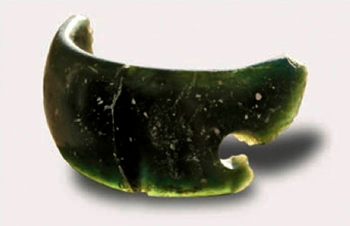 Фото: http://siberiantimes.com/science/casestudy/features/f0100-stone-bracelet-is-oldest-ever-found-in-the-world/  