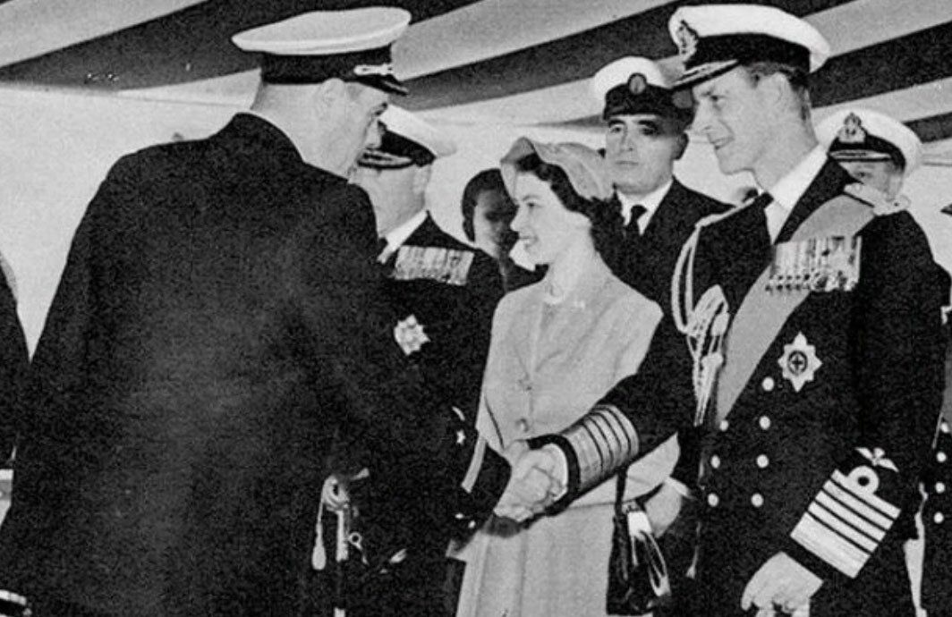 Королевская чета приветствует советского командира корабля