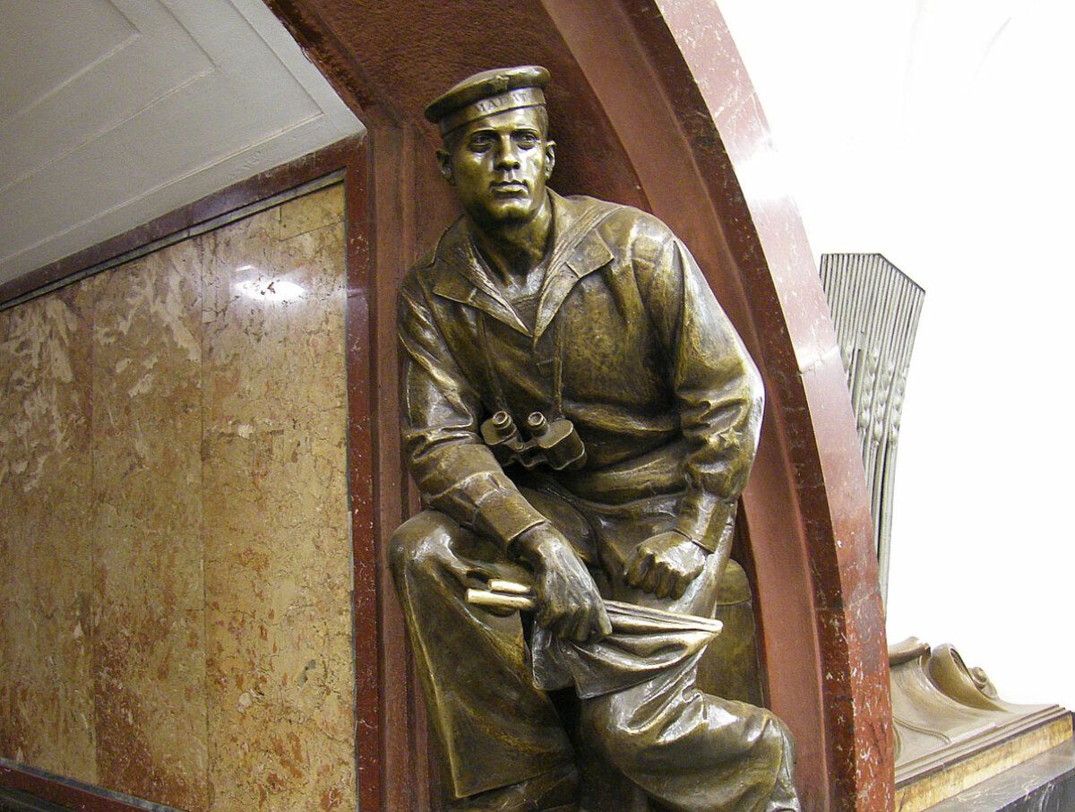 Краснофлотец... фигура в метро «Площадь Революции»