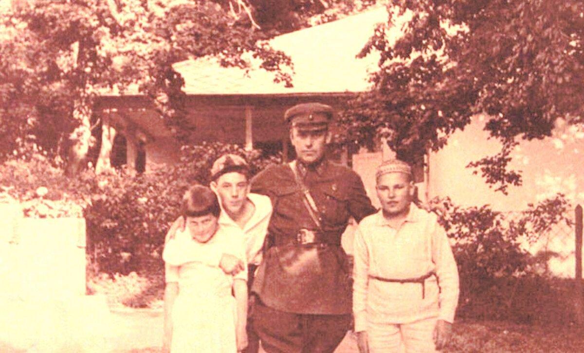 Справа юный Тёма вместе со Светой и Васей Сталиными и начохраны Николаем Власиком. Фото 1932 года.