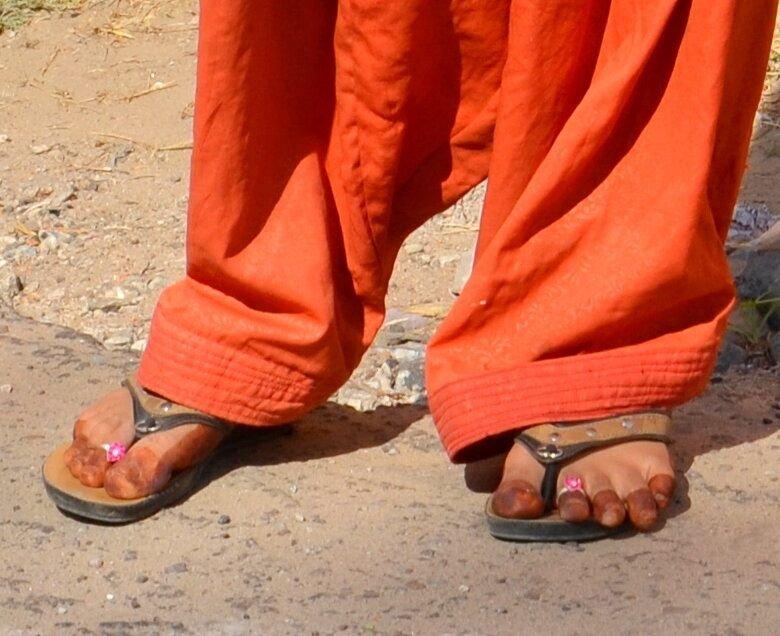 Ступни и пальцы ног окрашены хной. И серебряные колечки на пальцах ног. Фото автора.