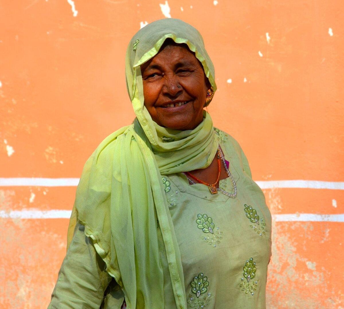 Мама или свекровь красавицы из Джайпура. Фото автора.