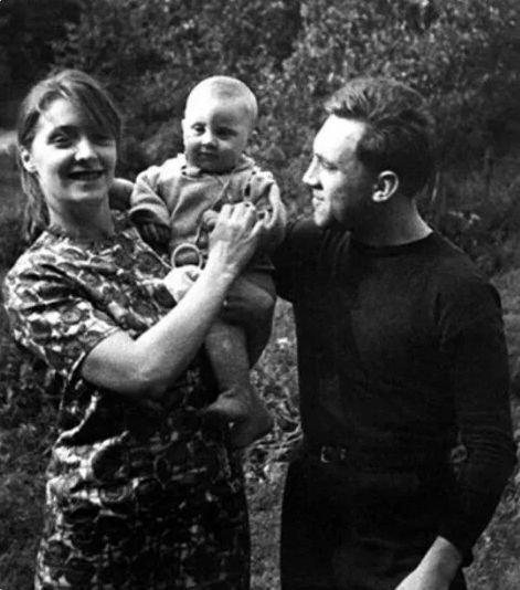 Владимир Высоцкий с женой Людмилой Абрамовой и сыном Аркашей