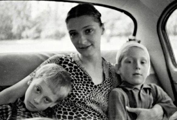 Людмила Абрамова с сыновьями