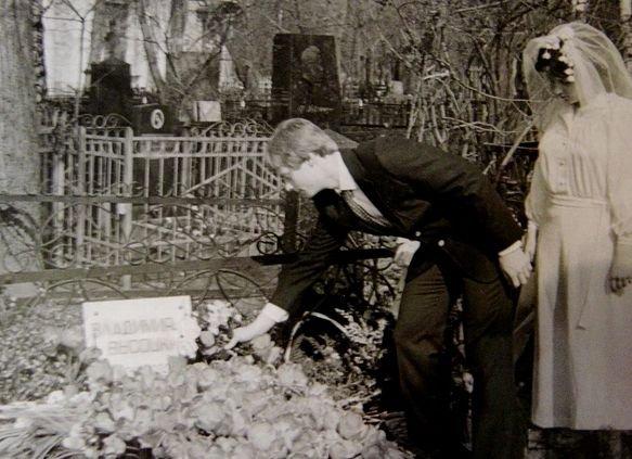 Аркадий Высоцкий с первой супругой Татьяной на могиле отца