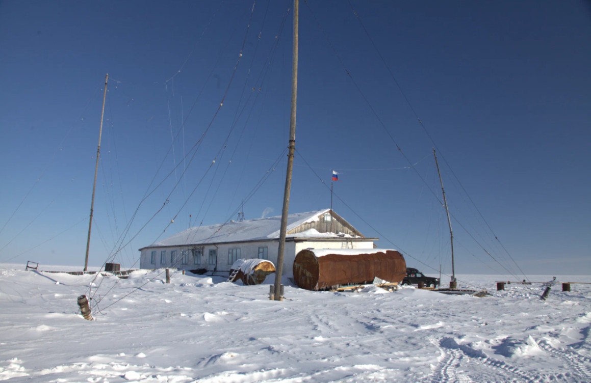 В ледяном просторе: Как устроен быт на далекой полярной станции в Арктике, где вдвоем зимуют муж с женой вдали от людей