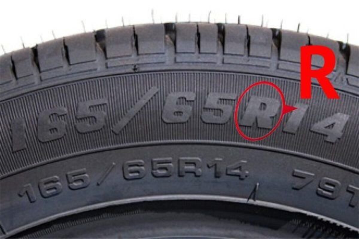 На некоторых шинах автомобиля пишется буква "R", это значит, что это радиальная шина, но некоторые автолюбители считают, что это радиус, это не так.