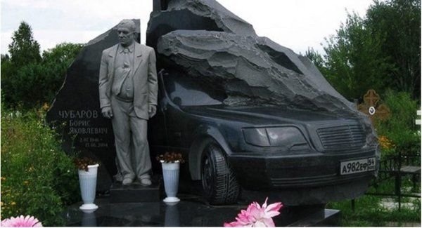 Гламурные надгробия российских мафиози 90-х годов