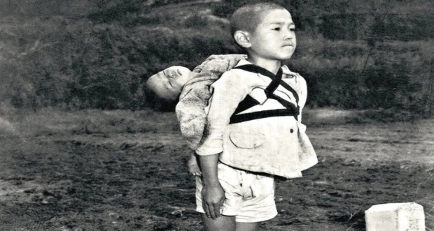 Опубликованное на страницах крупнейших мировых изданий фото получило название «Мальчик, стоящий у крематория».